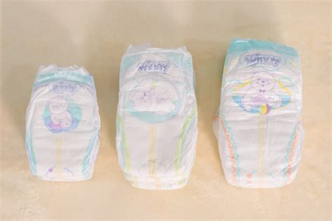 Ilustración detallada de un pañal para prematuros, destacando su tamaño reducido y los materiales suaves.