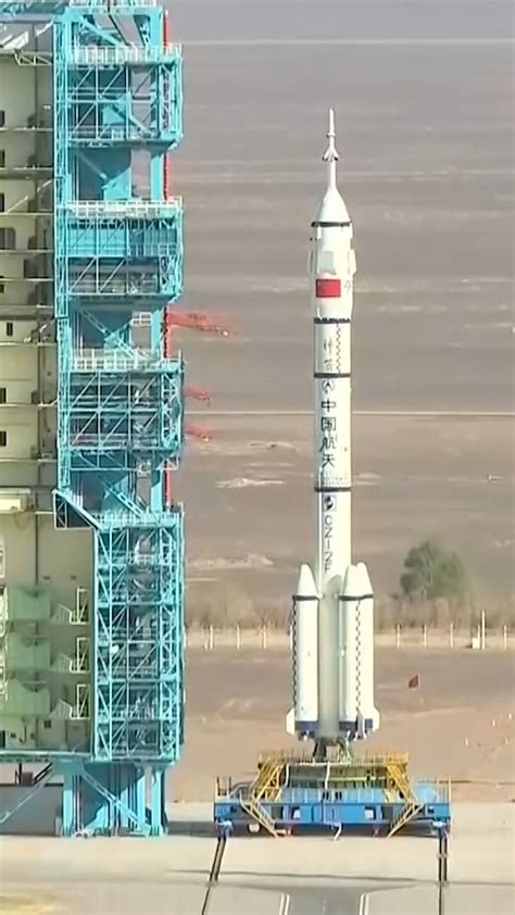 Diagrama que muestra el doble cosido elástico en las piernas del pañal para prematuros, explicando su función anti-fugas.