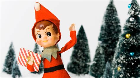 Foto de un elfo travieso en un ambiente navideño