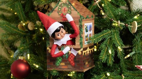Niños interactuando de forma positiva con un elfo de Navidad