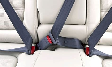 Detalle del volante y el cinturón de seguridad de la silla de peluquería infantil