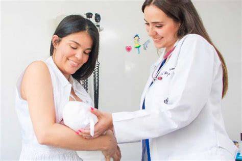 Profesional de la salud especializada en lactancia materna asesorando a una madre y su bebé
