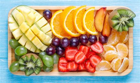 Ilustración mostrando diferentes frutas cortadas y listas para hacer papilla.
