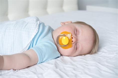Bebé durmiendo plácidamente con un chupete
