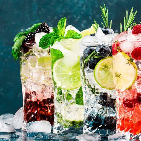 Fotografía de una mesa con variedad de bebidas sin alcohol presentadas en cristalería elegante.