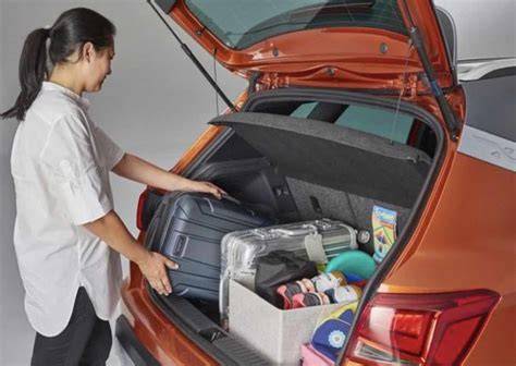 Infografía sobre las dimensiones del maletero y el plegado del carrito