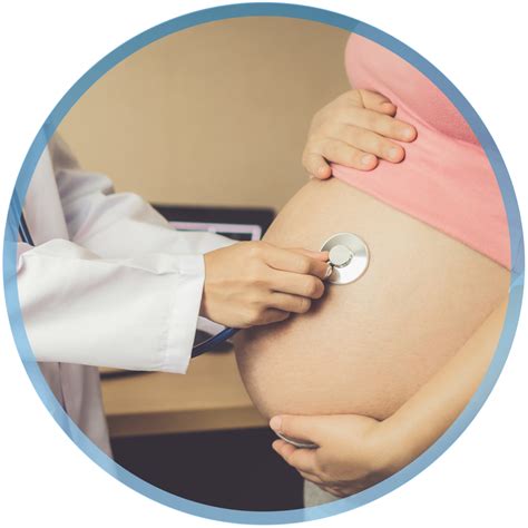 Esquema que muestra el ciclo de atención de una partera tradicional: desde el control prenatal hasta el posparto y el cuidado del recién nacido.
