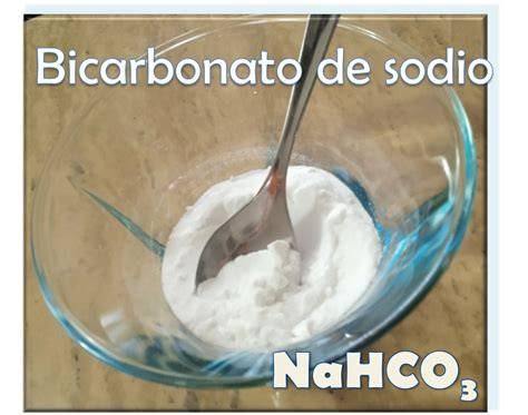 Esquema sobre la composición química del bicarbonato de sodio y su reacción neutralizante en el sistema digestivo