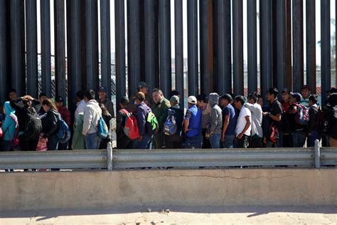 Infografía que muestra el porcentaje de menores migrantes en situación irregular en Andalucía y su desglose por tramos de edad