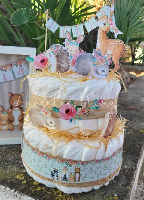 Ejemplo de tarta de pañales decorada con cintas y lazos