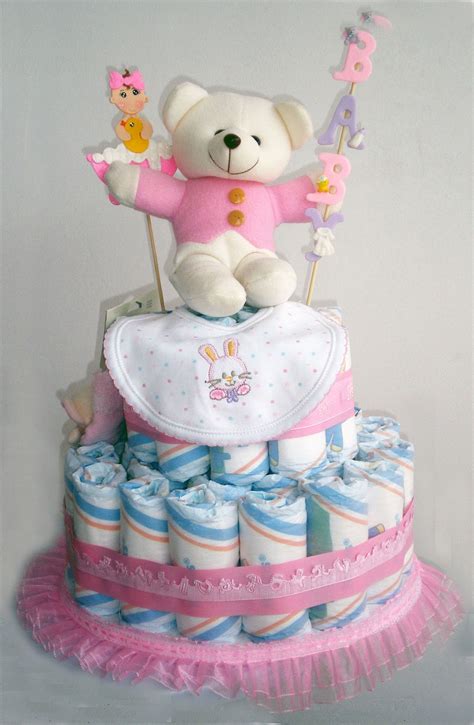 Tarta de pañales para niña con decoración rosa