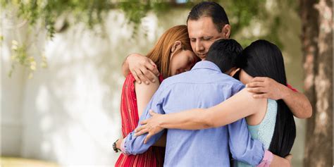 Imagen de una familia recibiendo apoyo tras la pérdida fetal