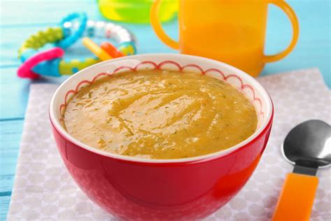 Bebé comiendo puré de hígado de ternera con verduras