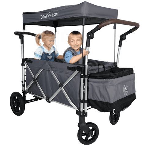 Foto de la marca Be Cool con un carrito y un bebé en un entorno urbano, mostrando un diseño moderno y juvenil