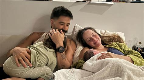 Camilo y Evaluna con su bebé, con pañales de tela tendidos al fondo