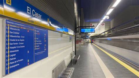 Imagen de una estación de metro de Madrid con un tren que parece desaparecer o un efecto fantasma