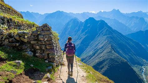 Senderista solitario en el Camino Inca con Machu Picchu de fondo