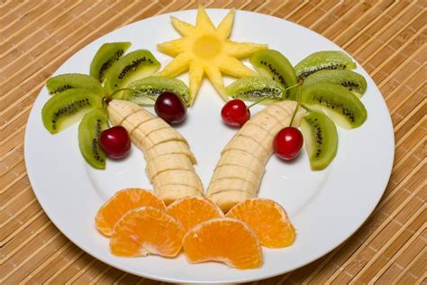 Muestra de desayunos decorados con formas creativas y lúdicas utilizando moldes y frutas frescas