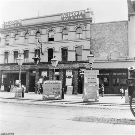 Fotografía del East End de Londres en los años 50, con edificios de la época y calles concurridas.