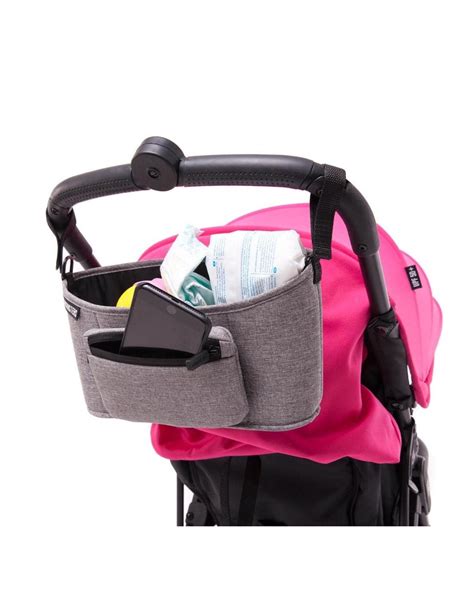 Foto de una silla de paseo con un bolso organizador colgando, mostrando su practicidad