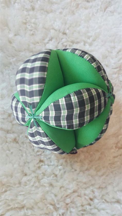 Pelotas Montessori de tela con contrastes de color y forma de gajos