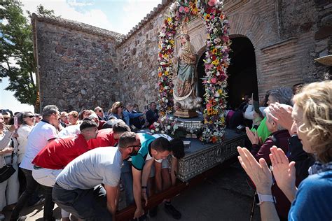 Foto de la Romería de Alarcos con la Virgen portada a hombros entre la multitud de fieles