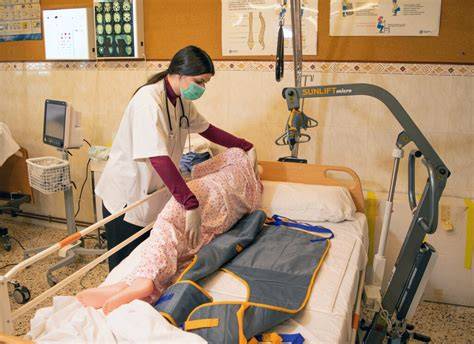 Fotografía de un Técnico en Cuidados Auxiliares de Enfermería preparando un biberón