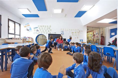 Fotografía de un aula adaptada con luz natural, espacios organizados y un rincón tranquilo
