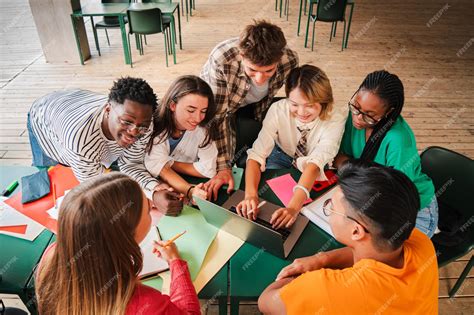 Fotografía de un grupo de profesionales de la educación y familiares colaborando en una reunión