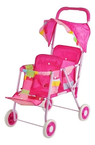 Niña pequeña paseando dos muñecas en una silla de paseo doble de juguete por un parque