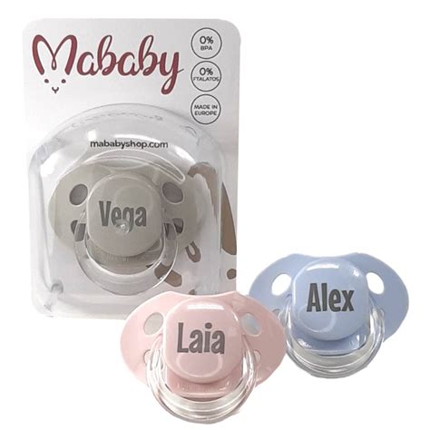 Bebé utilizando un chupete personalizado