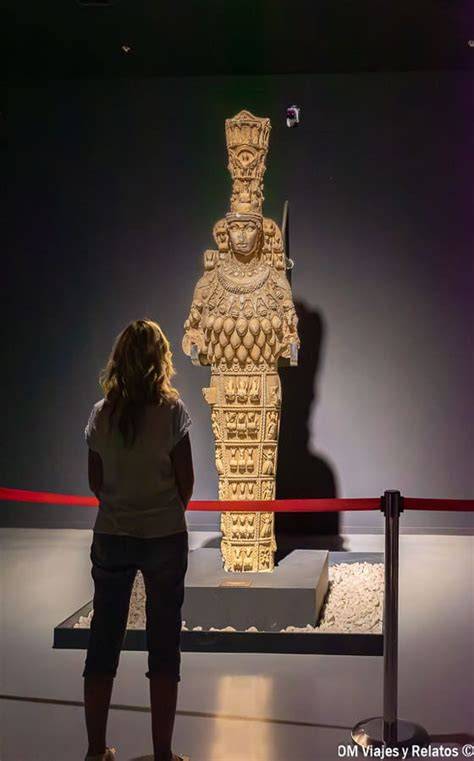 Estatua de la diosa Ala en un templo Ibo, Nigeria