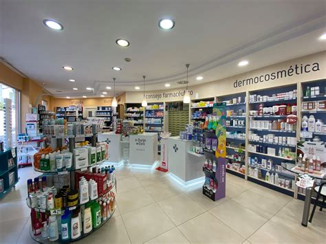 Fachada o interior de Farmacia El Burgo, Las Rozas, con clientes