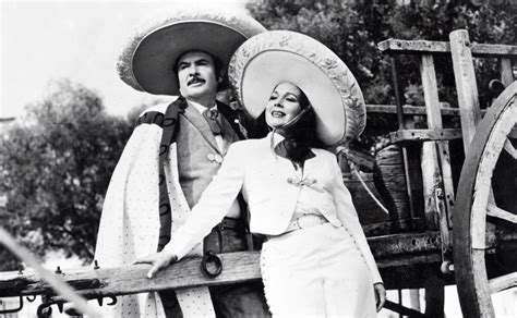 Antonio Aguilar, Toshirō Mifune y Flor Silvestre en una escena de la película Ánimas Trujano (1961)
