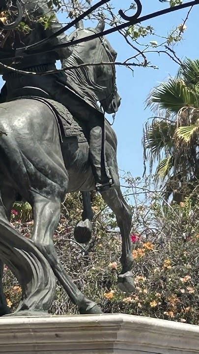 Estatua ecuestre de Antonio Aguilar en La Placita Olvera de Los Ángeles, California, EE. UU.