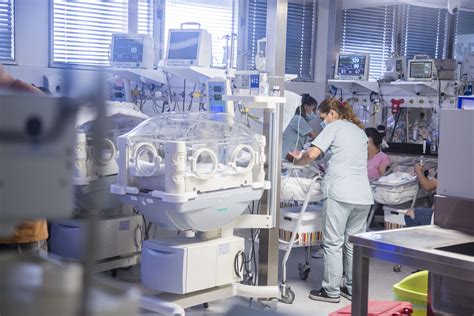 Esquema de una Unidad de Cuidados Intensivos Pediátricos con niños y personal médico