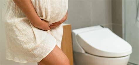Mujer embarazada orinando con frecuencia en el baño