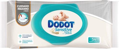Primer plano de un paquete de toallitas Dodot Sensitive