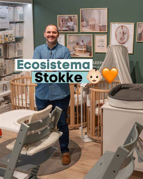 Foto de la cómoda-cambiador Stokke Home en un dormitorio infantil