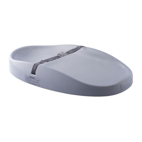 Fotografía del cambiador Bumbo en color Taupe, destacando su forma ergonómica y el cinturón de seguridad.