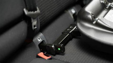 Foto de una silla de coche instalada con el sistema ISOFIX en el coche
