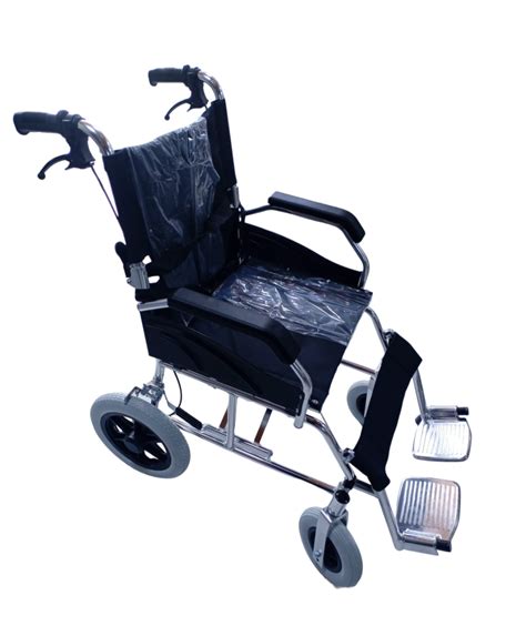 Esquema de una silla de ruedas de paseo plegable para adultos con sus componentes principales señalados (ruedas, frenos, apoyabrazos, reposapiés, asiento).