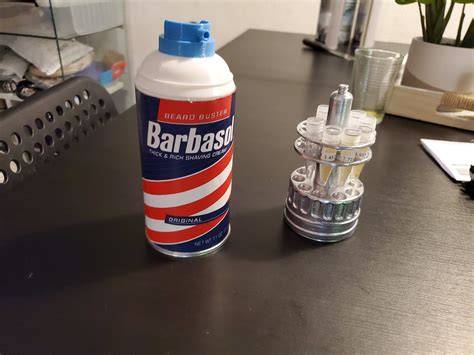 Lewis Dodgson con el bote de Barbasol en su oficina de BioSyn