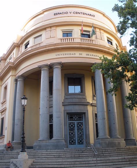 Foto antigua de la Facultad de Medicina de Granada o de practicantes de principios del siglo XX