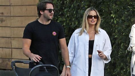 Margot Robbie paseando con su hijo y marido en Los Ángeles.
