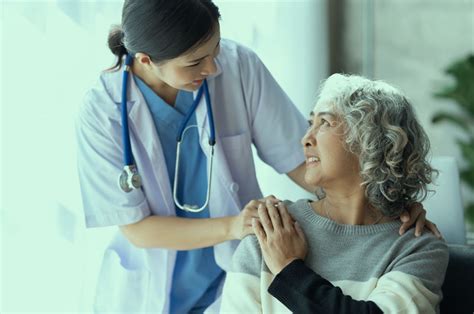 Equipo médico brindando apoyo y acompañamiento a una familia en un entorno hospitalario sensible