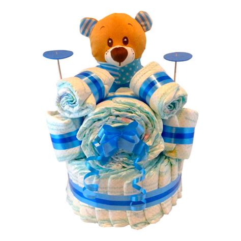 Tarta de pañales para cachorro decorada con juguetes y accesorios para mascotas