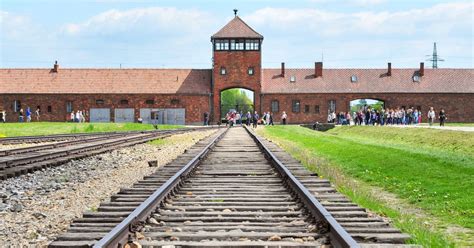 Recreación artística de la entrada a Auschwitz-Birkenau