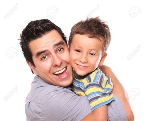 Un padre y su hijo compartiendo un momento de cariño y conversación