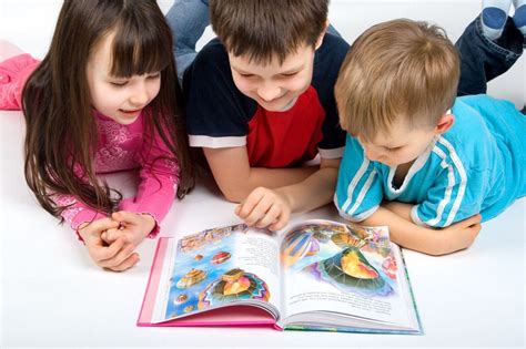 Foto de niños pequeños leyendo un cuento sobre el control de esfínteres